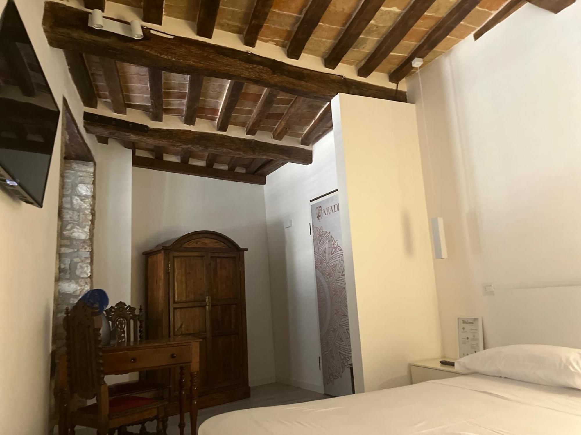 L'Inferno Di Dante Bed & Breakfast Gubbio Oda fotoğraf